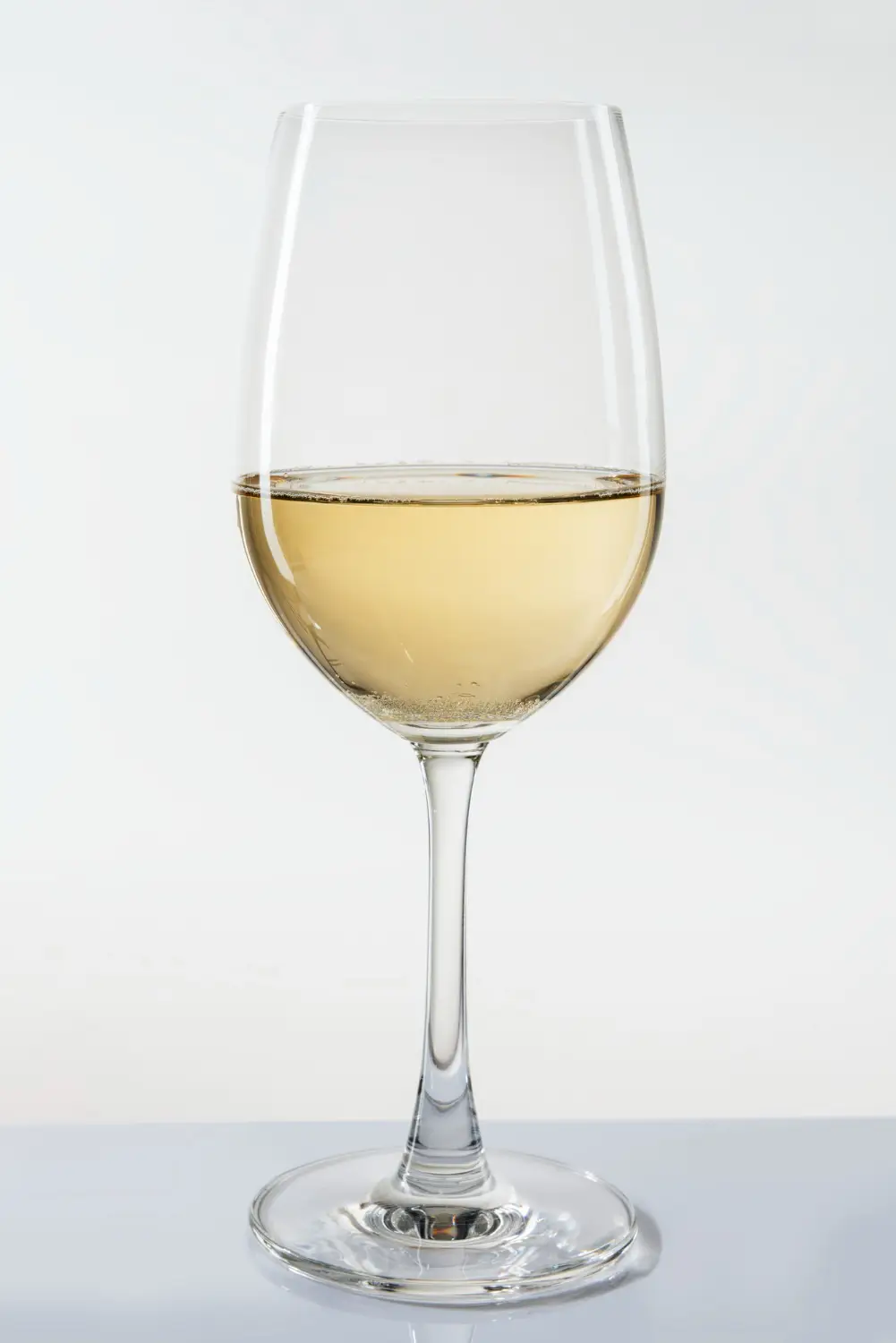 Verre de vin blanc sur fond clair isolé
